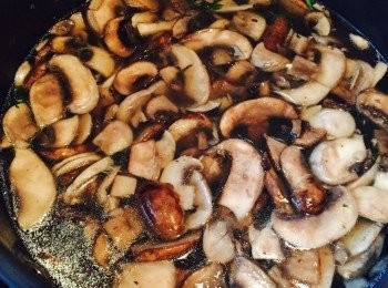 step3: 加入高湯，轉小火加蓋燜煮約15分鐘。