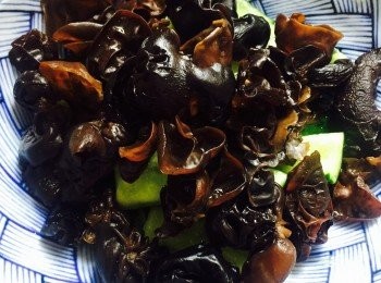 step4: 雲耳泡清水浸軟，放入滾水中灼約30秒，撈起瀝乾，與青瓜同放碟底。