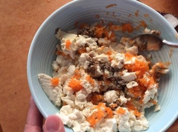 step3: 將豆腐壓碎，加有甘筍碎同半湯匙黑松露醬拌勻。