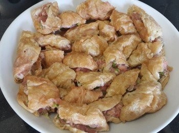step4: 將麵筋裁切適當大小，將豬肉釀入麵筋