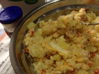 step1: 先將薯仔烚熟取出襯熱混和袋鼠粉及調味料搓成蓉黏成團加入緹魚碎