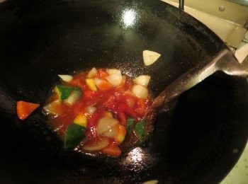 step5: 放入所有<span class="group_4">酱料</span>调味料大火煮至浓郁(期问不停地打圈拌炒)