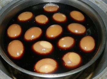 step4: 蛋的顏色就變深了，將蛋取出吹涼，再入鍋內，一樣三杯水蒸，動作重覆數次，蛋就會慢慢縮，顏色越來越深喔！我一共做了5次，喜歡像ㄚ婆鐵蛋一樣深色的朋友，可以重覆8~10次喔！