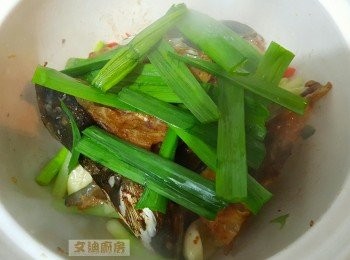 step9: 贊酒， 放入蒜仔深綠色部分上面， 蓋上蓋焗4~6分鐘至熟