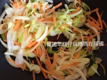 step8: 燒熱鑊，將洋蔥、大蒜、甘荀絲炒一會，