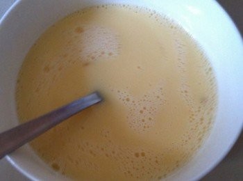 step4: 開始調蛋汁，蛋2粒，煉乳2大匙，食水100ml攪勻待用。