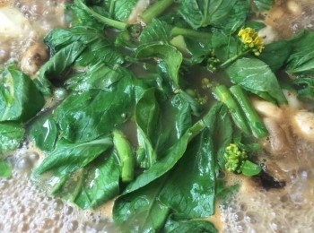 step9: 落菜心
(最後落菜是以免把菜煮過頭口感不好）
再煮2～3分鐘熄火