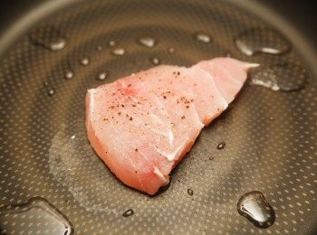 step3: 接著將魚排下鍋煎熟。