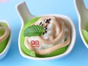 step4: 接著擺上一小片薄荷葉...簡單又不需揮汗的即可完成好吃又好看的涼拌料理囉!