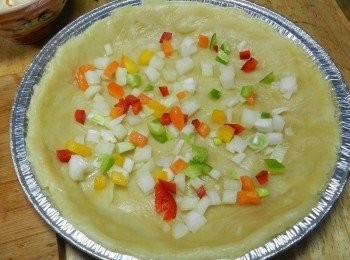 step4: 將切好的蔬菜先鋪一部份在派底