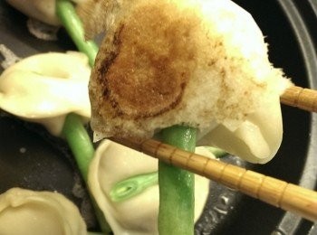 step4: 放太白粉水把底部煎脆