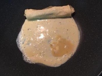 step8: 接著再次倒入蛋液，轉鍋攤成蛋皮後，滾動剛捲好的蛋捲，再次轉捲起。