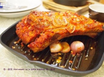 step2: 烤焗步驟:
1. 預熱焗爐220度上下火力
2. 取出醃好豬肋骨用錫紙包好
3. 放入焗爐30分鐘
4. 取出把烤焗醬底面抹勻, 錫紙包好焗60分鐘
5. 取出把蜜糖塗底面抹勻, 錫紙不封口再焗20分鐘