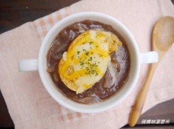 step9: *擺上起司後入烤箱烤個5分鐘融化即可。 *也可擺上圓棍法式麵包再放上起絲入烤箱。 *或是直接烤好的麵包沾取洋蔥湯來喝~都很讚喔~ *紅酒版的紅酒風味較濃厚，味道也較酸~