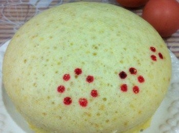 step6: 蒸好了取出待涼少許，利用小刀沿著模型圓邊刮一個圈，方便蛋糕取出。