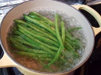 step2: 先用一鍋滾水，加入半茶匙鹽後，將法邊豆烚2分鐘。