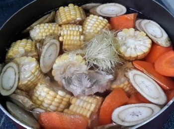 step5: 將所有材料倒入湯煲中，倒入2.5升清水