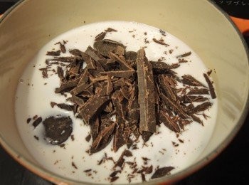 step2: 將牛奶和朱古力碎放入鍋中。