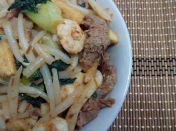 step6: 然後再下冰鮮牛肉，兜炒一會後下鮮蝦、白菜仔，然後再下炸魚片、五香肉丁，最後下銀針粉兜勻便可。