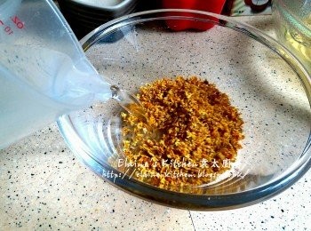 step2: 加入熱水拌勻至完全溶化靜待10分鐘 , 期間將桂花糖加水浸10分鐘