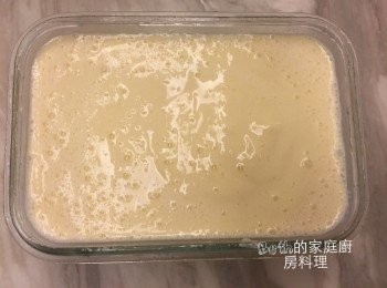 step1: 鳳梨切塊，與所有<span class="group_1">食材</span>用調理機打勻，裝在容器裡，冰在冷凍庫