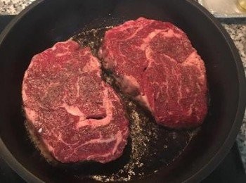step2: 鍋邊略微冒煙時，放入牛排，下鍋後就不要動它。火調為中火。