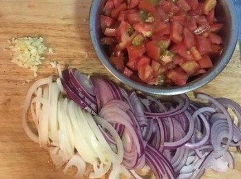 step3: 煎豬肉時可將蒜頭切末，並把洋蔥切薄片；蕃茄切丁。