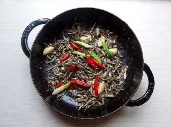 step4: 放入小魚干,一起拌炒至小魚干呈焦香狀。