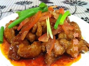 step3: 伴碟的番茄絲和蔥條可以加入一起炒翻，或者灑在肉片面上都可以。