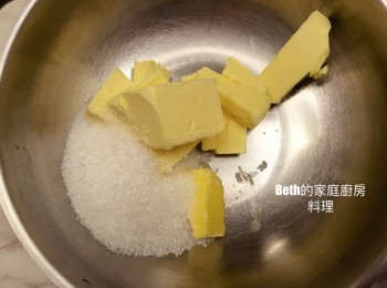 step1: 奶油放室溫軟化，加入細砂糖打勻