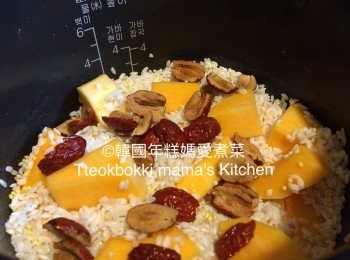 step5: 把浸好的米洗淨放入已準備好的南瓜和紅棗，