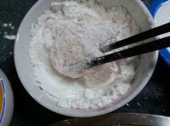 step5: 將醃好的魚切件,先沾滿生粉
