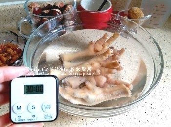 step3: <a href="https://bit.ly/3kLFTWO" target="_blank" data-keyword="雞腳" class="guide-link"><strong>雞腳</strong></a> <span style="display:inline-block;vertical-align:middle;margin-top:-3px;color:initial;border-radius:3px;padding:2px 3px;font-size:12px;line-height:14px;background:#87d300;color:#fff;">即買</span> 放入大碗內加入冰水浸過面靜待30分鐘