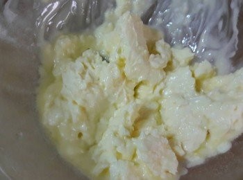 step3: 奶油放室溫後變軟用叉子打鬆