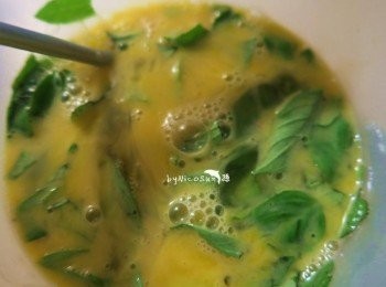 step1: 九層塔洗淨拔除硬梗.和蛋液少許鹽巴攪拌均勻