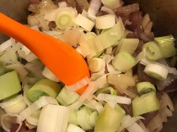 step3: 加入京蔥, 薯仔及白蘿蔔粒, 繼續用中火爆香5分鐘