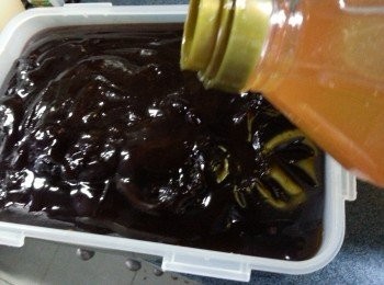 step9: 灘凍後面加些油蓋面,放入雪櫃保存約一星期食用(作用是封面,保持汁料不會雪到太乾)