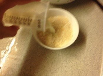 step2: 麵包糠加入牛奶後攪勻