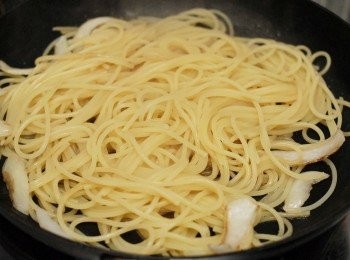 step3: 下洋蔥炒至軟身，下意粉拌勻