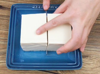 step1: 豆腐做法：
將盒裝硬豆腐，切開一半。