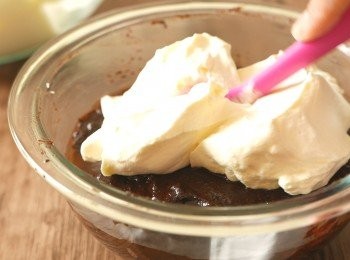 step4: 把1/4忌廉加入朱古力混合物中，以切拌法拌勻。