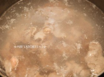 step3: 準備一個水鍋，將水煮滾後把豬肉片下鍋燙熟後，將豬肉片撈起、瀝乾備用。