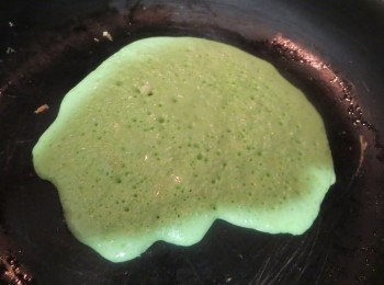 step3: 取出平底鍋加入適量的牛油，然後倒入適量麵糊，前後煎至微焦即可~