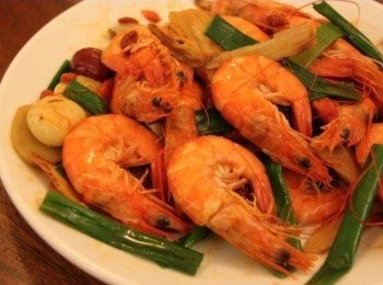 step1: 先把蝦子洗淨，在鍋中倒入麻油，先把切好的薑片、蒜頭，以及中藥材當歸，黃耆，紅棗放入鍋子一起爆香，等香氣出來時再把蝦子放入鍋中，看蝦子呈彎曲狀態和紅色，就是快要差不多熟了，