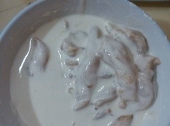 step3: 澱粉，面粉，水按照1：1：2的比例攪拌均勻，再放入雞柳使其沾滿雞柳。