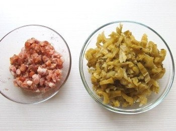 step2: 先將絞肉加入醬油及胡椒粉和芝麻香油醃製入味.酸菜清洗乾淨切好備用