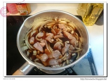 step4: 加入洋蔥絲及雞腿肉, 轉小火煮約20分鐘, 至洋蔥變透明。