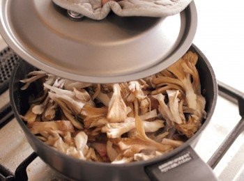 step10: 維持大火，放入豬五花、4 的香菇與舞菇，蓋上鍋蓋蒸3分鐘。將豬五花鋪平在鍋中。接著炒至全體表面上色。