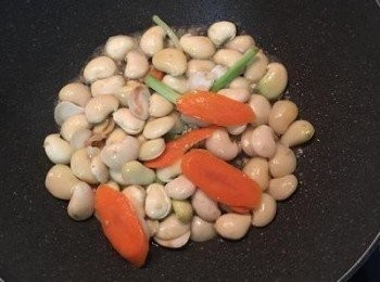 step4: 放入紅蘿蔔片略炒後，倒入皇帝豆拌炒，