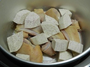 step2: 將雞肉與芋頭放入內鍋中
